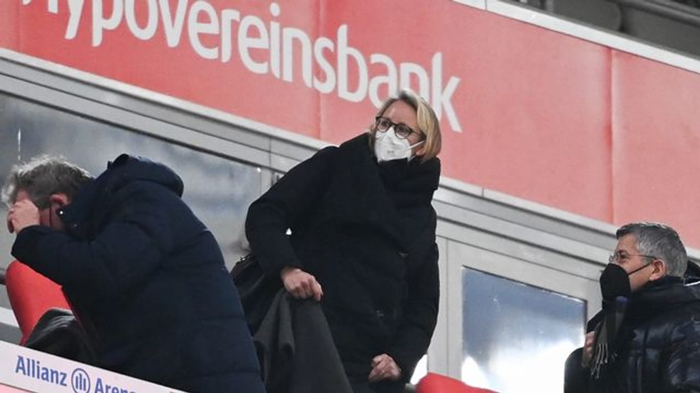 Donata Hopfen, DFL-Geschäftsführerin, bei einem Spiel in München auf der Ehrentribüne.
