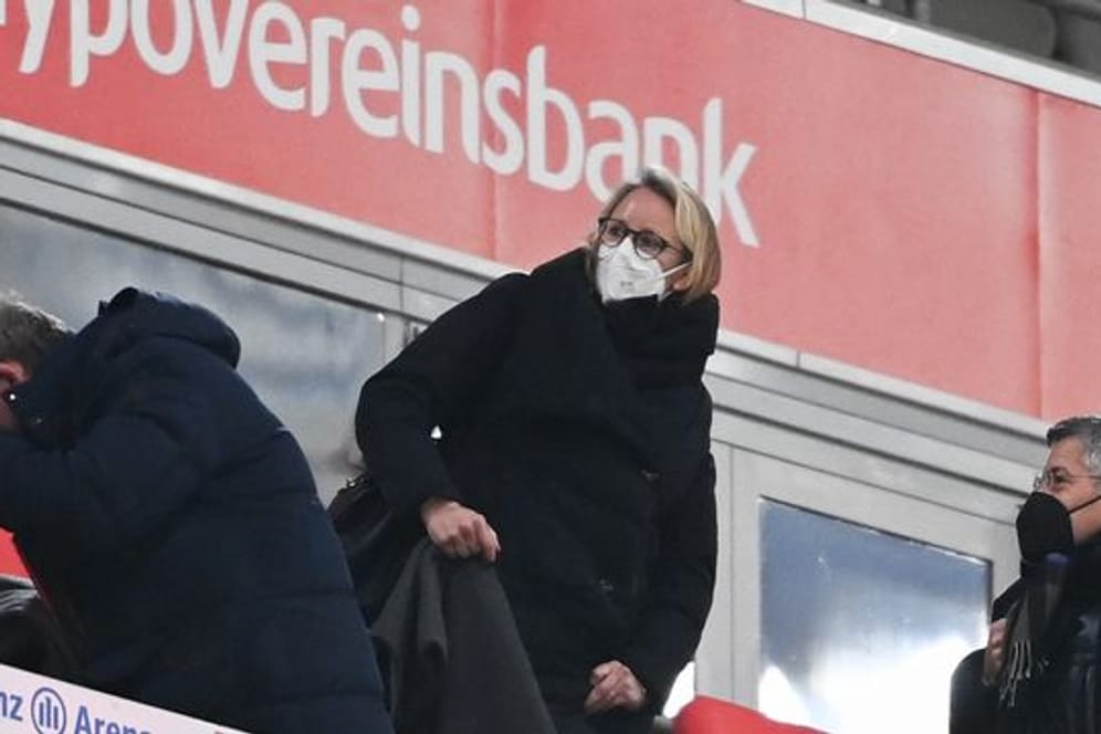 Donata Hopfen, DFL-Geschäftsführerin, bei einem Spiel in München auf der Ehrentribüne.