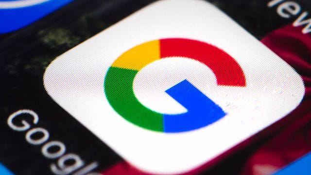 Das Google-Logo auf einem Smartphone: Das US-Unternehmen bringt bald seinen Chatbot nach Europa.