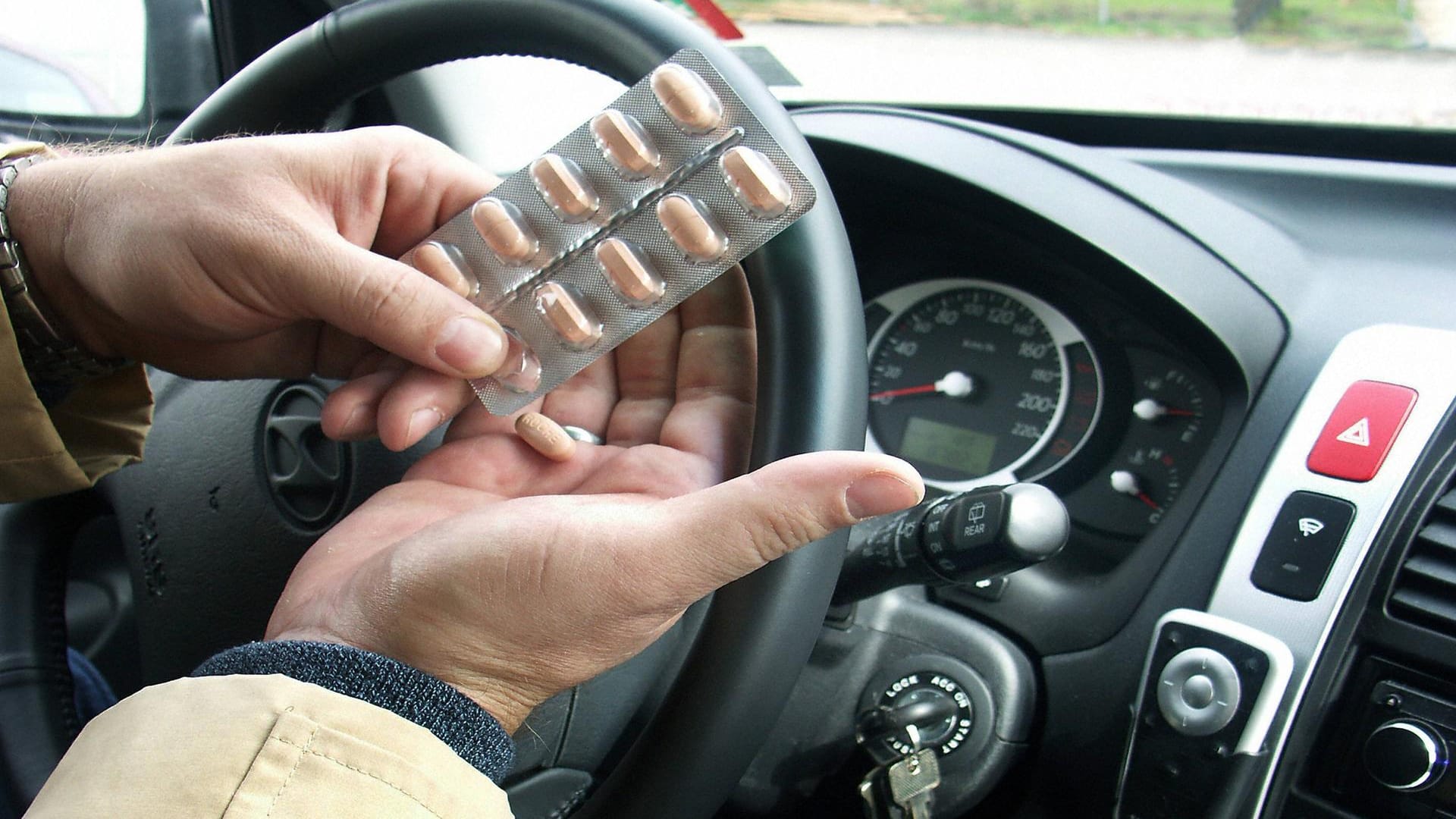 Krank am Steuer: Mit bestimmten Beeinträchtigungen wird das Fahren zum Tabu.