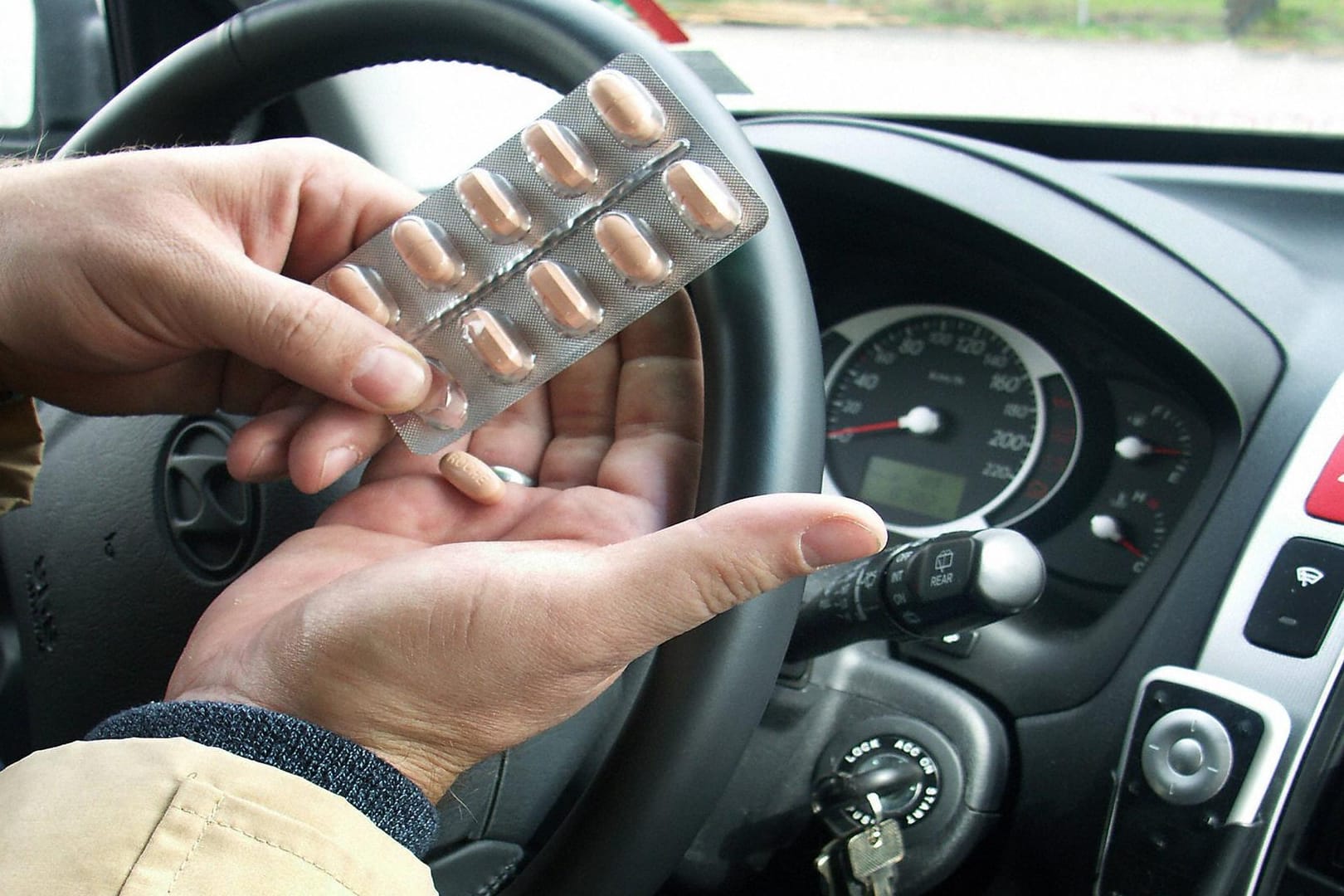 Krank am Steuer: Mit bestimmten Beeinträchtigungen wird das Fahren zum Tabu.