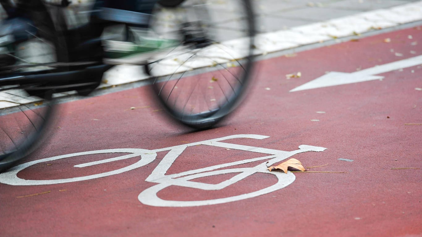 Fahrendes Rad auf einer Fahrradstraße (Symbolbild): Der Bund hat den Radschnellweg von Hamburg nach Lüneburg mit Millionen gefördert.