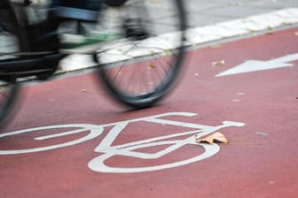 Fahrendes Rad auf einer Fahrradstraße (Symbolbild): Der Bund hat den Radschnellweg von Hamburg nach Lüneburg mit Millionen gefördert.