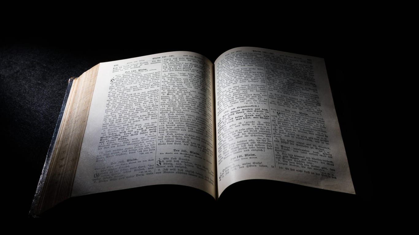Eine aufgeschlagene Bibel (Symbolfoto): Verschiedene Ausführungen der heiligen Schrift sind im Nürnberger Bibelmuseum zu sehen.