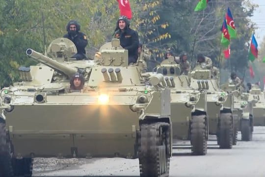Armenien und Aserbaidschan streben eine friedliche Lösung für den immer wieder eskalierenden Konflikt in der Region Berg-Karabach an.