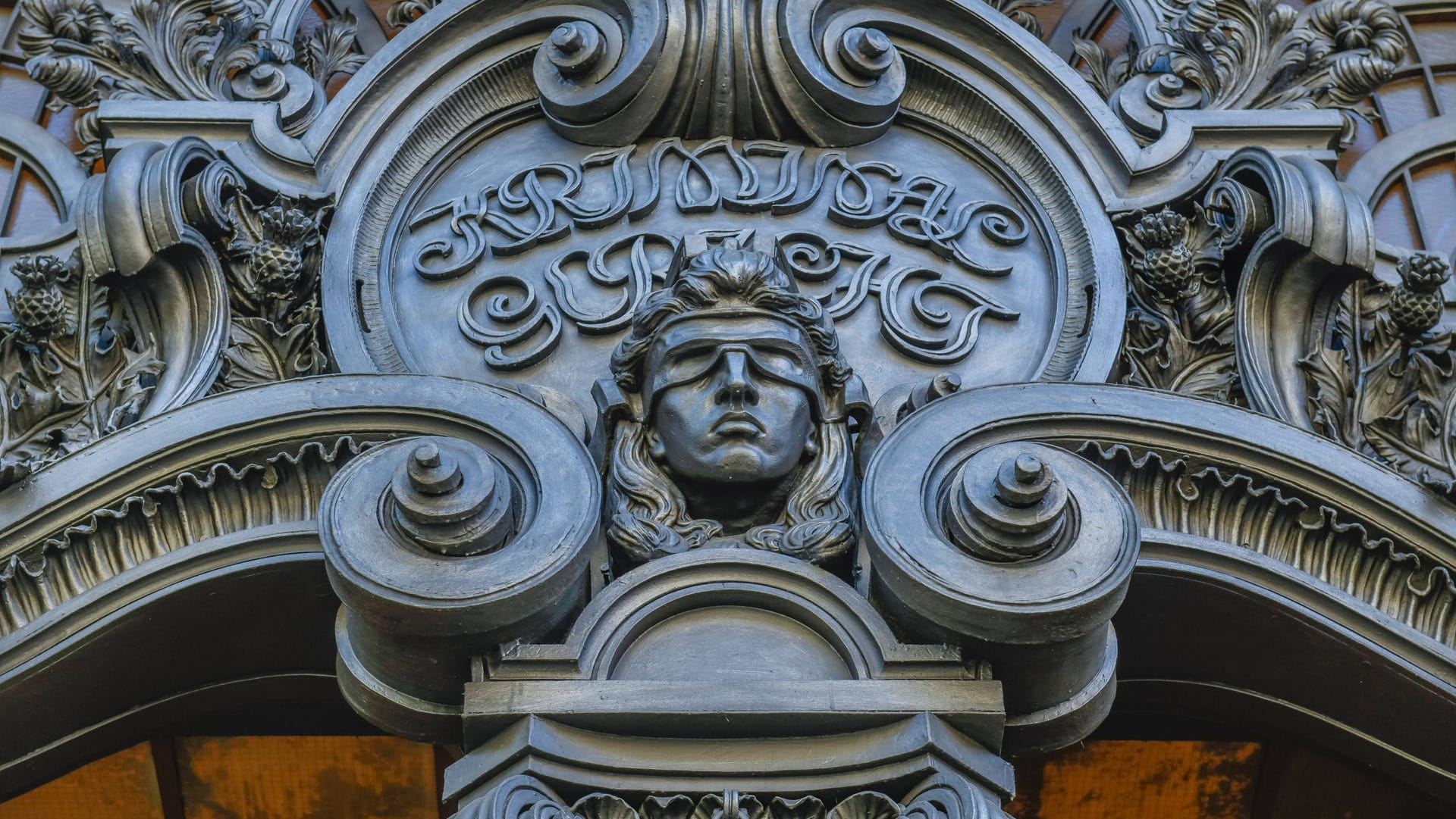 Justitia am Eingang des Kriminalgerichts in Moabit (Symbolbild): Die Verteidigung hatte einen Schuldspruch wegen Vollrausches beantragt. Justitia am Eingang des Kriminalgerichts in Moabit (Symbolbild): Die Verteidigung hatte einen Schuldspruch wegen Vollrausches beantragt.