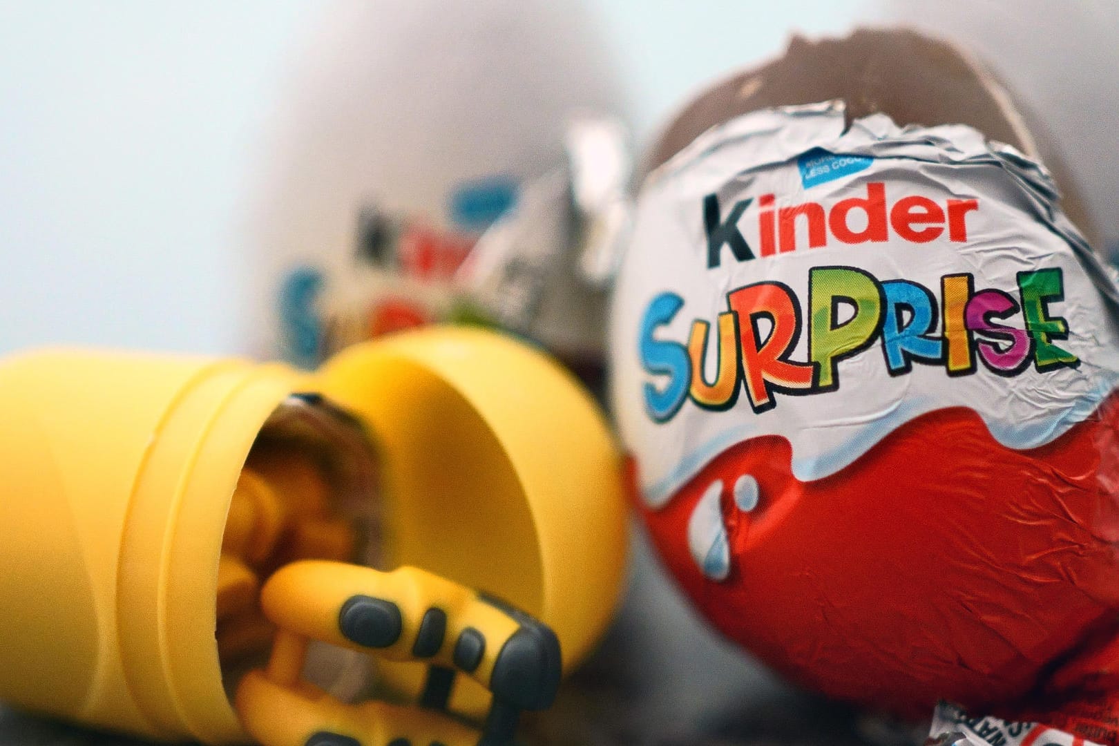 Kinder-Überraschungsei: Wegen mehr als 60 Fällen von Salmonellen-Erkrankungen allein in Großbritannien hat Ferrero knapp zwei Wochen vor Ostern einige Chargen an Kinder-Überraschungseiern zurückgerufen. Und noch einiges mehr.