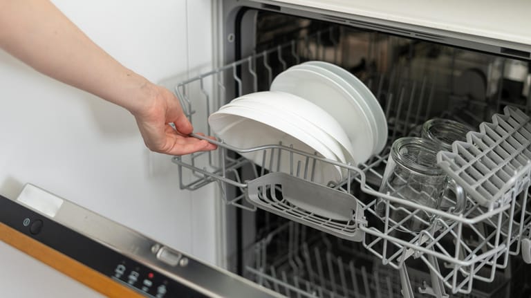 Spülmaschine: In der Regel fährt der Geschirrspüler auch ein Trocknungsprogramm ab.