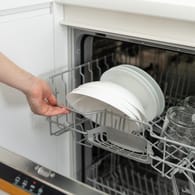 Spülmaschine: In der Regel fährt der Geschirrspüler auch ein Trocknungsprogramm ab.