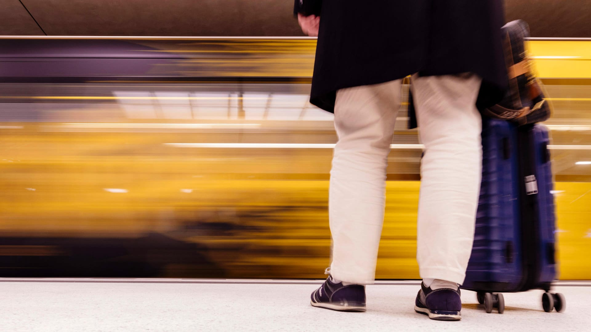 Ein Fahrgast steht an einem U-Bahngleis (Symbolbild): Im Jahr 1902 fuhr die erste U-Bahn durch die Hauptstadt.