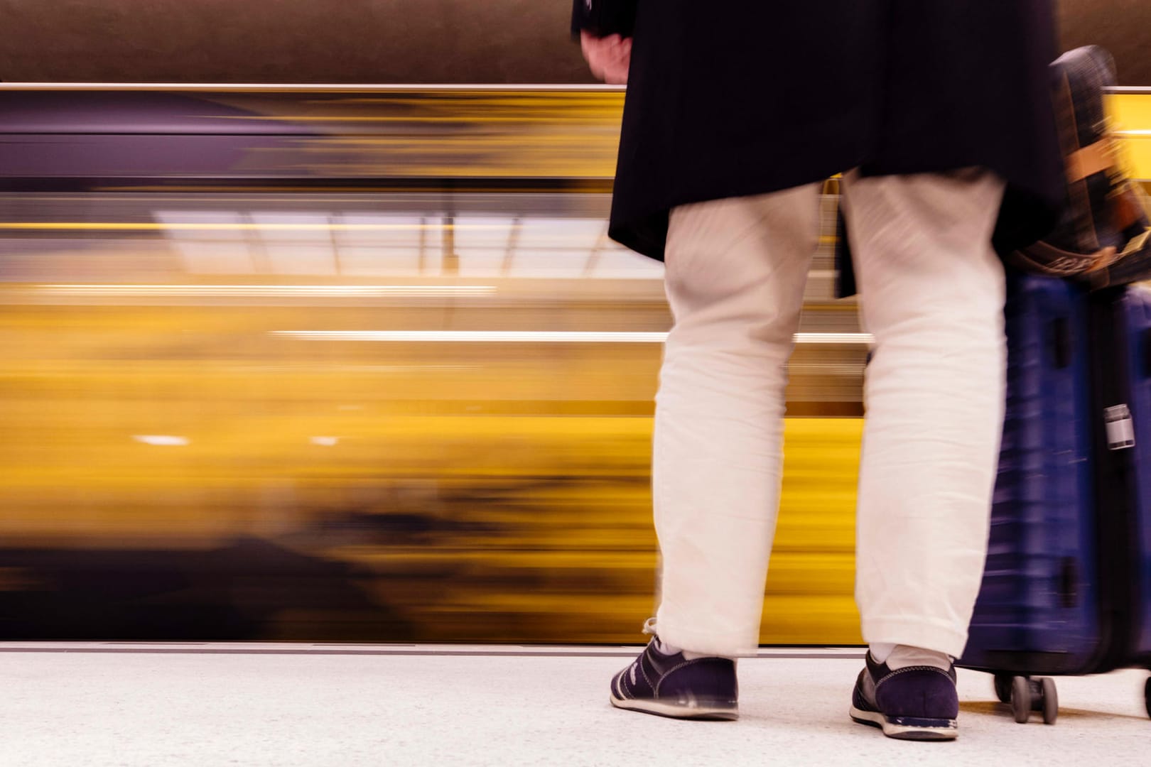 Ein Fahrgast steht an einem U-Bahngleis (Symbolbild): Im Jahr 1902 fuhr die erste U-Bahn durch die Hauptstadt.