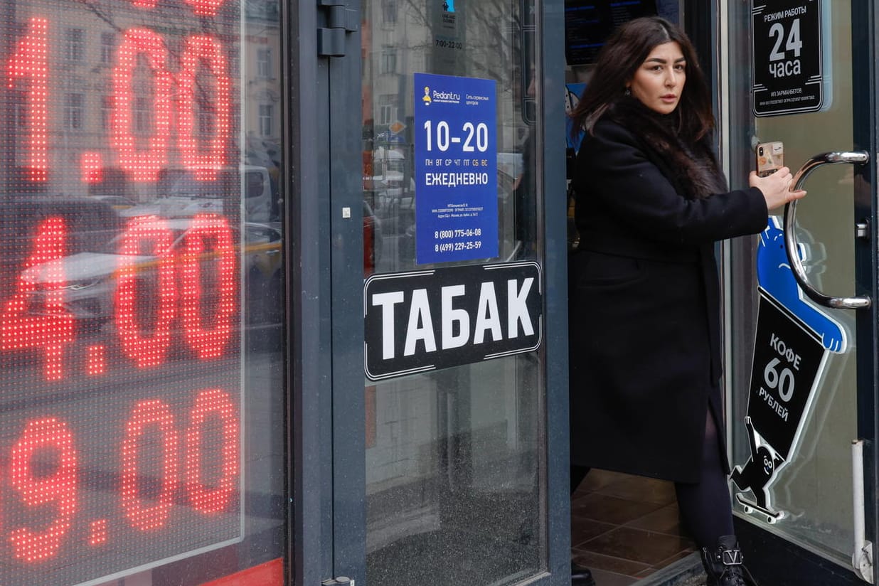 Eine Wechselstube in Moskau: Der Rubel hat sich durch umstrittene Maßnahmen des Kremls wieder stabilisiert. Eine Wechselstube in Moskau: Der Rubel hat sich durch umstrittene Maßnahmen des Kremls wieder stabilisiert.