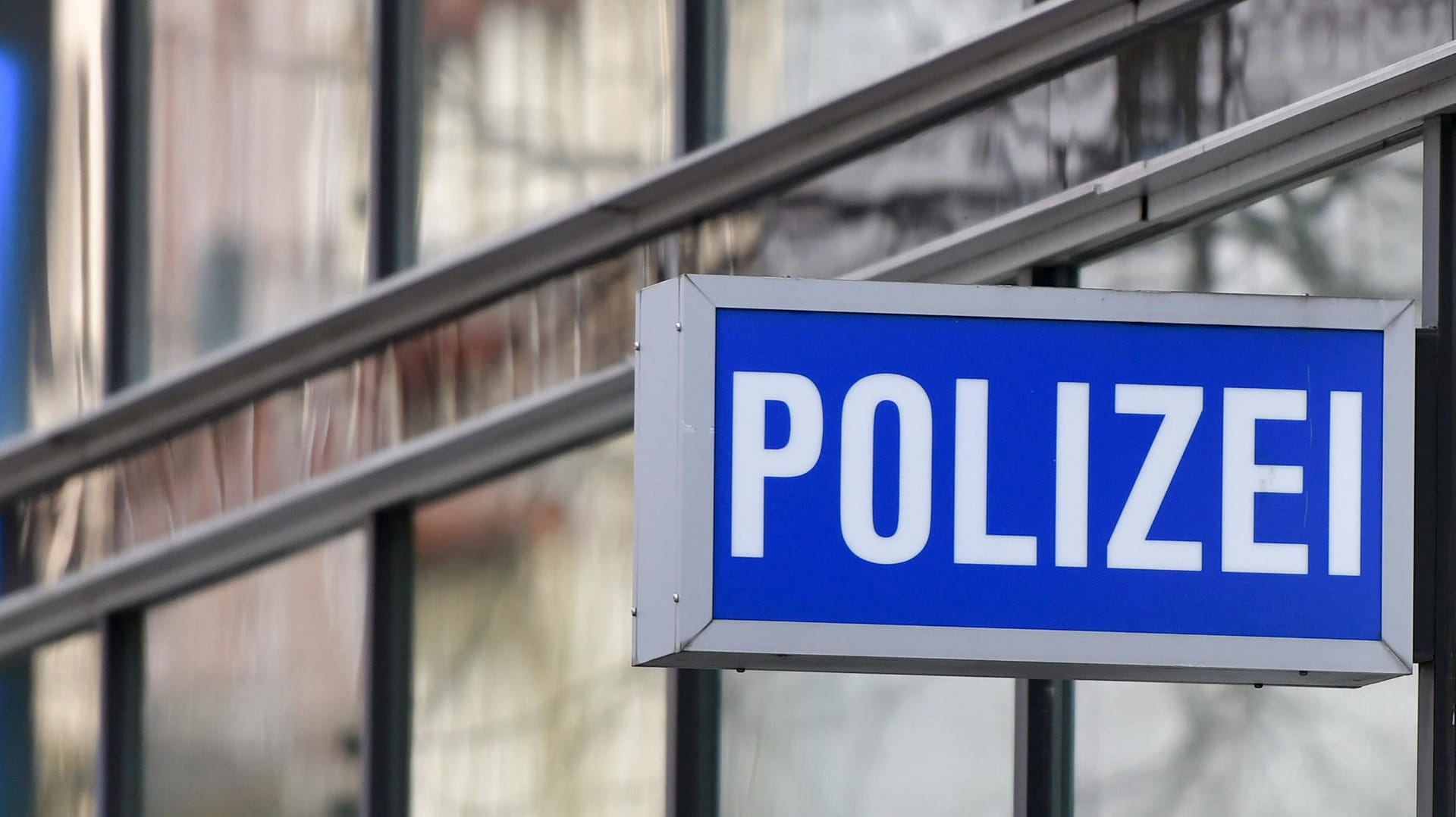 Schild an der Fassade einer Polizeistation (Symbolbild): Die Täter konnten unerkannt fliehen. Schild an der Fassade einer Polizeistation (Symbolbild): Die Täter konnten unerkannt fliehen.