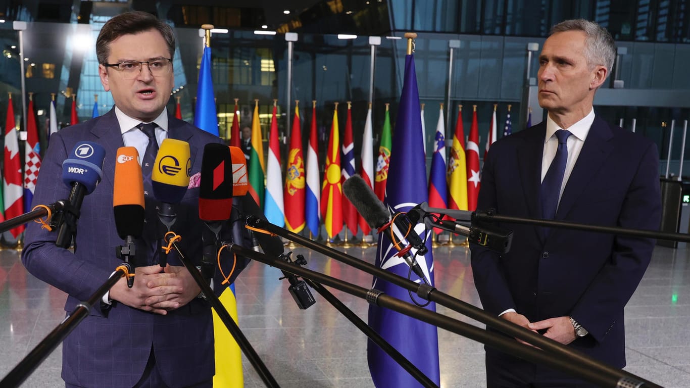 Dmytro Kuleba (links), Außenminister der Ukraine, und Jens Stoltenberg: Der Nato-Generalsekretär sagte der Ukraine mehr Unterstützung zu.