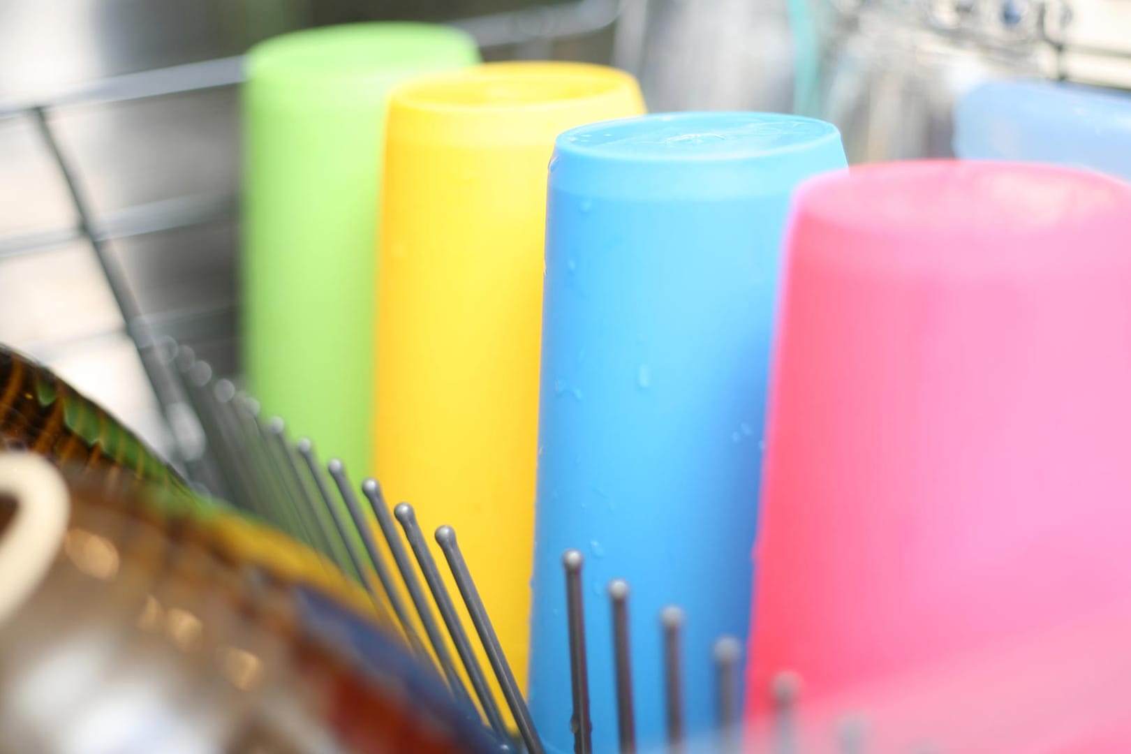 Plastikbecher: Kunststoffprodukte haben eine andere physikalische Eigenschaft als Porzellan oder Metall.