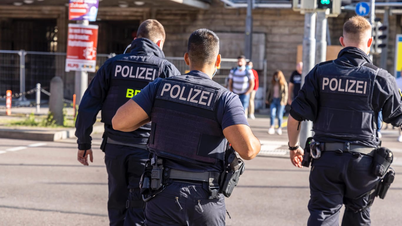 Polizisten vor dem Bahnhof in Stuttgart (Archivbild): Am Hauptbahnhof konnten Bundesbeamte den 52-Jährigen festnehmen.