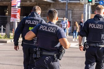 Polizisten vor dem Bahnhof in Stuttgart (Archivbild): Am Hauptbahnhof konnten Bundesbeamte den 52-Jährigen festnehmen.