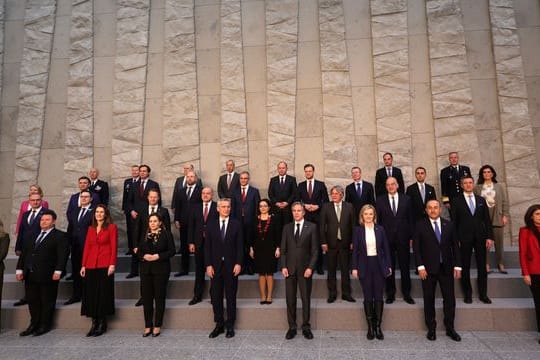 Die Außenminister der 30 Nato-Staaten beraten über eine weitere Unterstützung der Ukraine.
