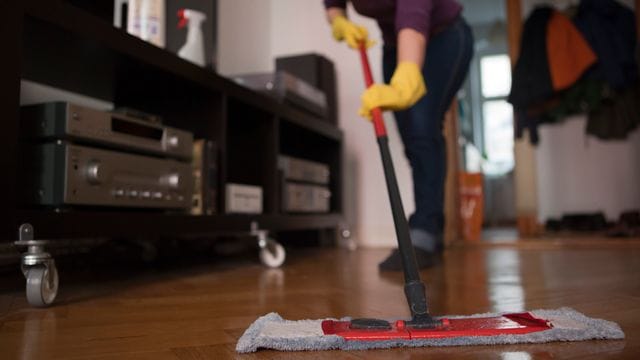 Soll das Parkett lange schön bleiben, sollte es richtig gereinigt werden.