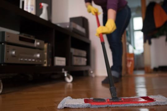 Soll das Parkett lange schön bleiben, sollte es richtig gereinigt werden.