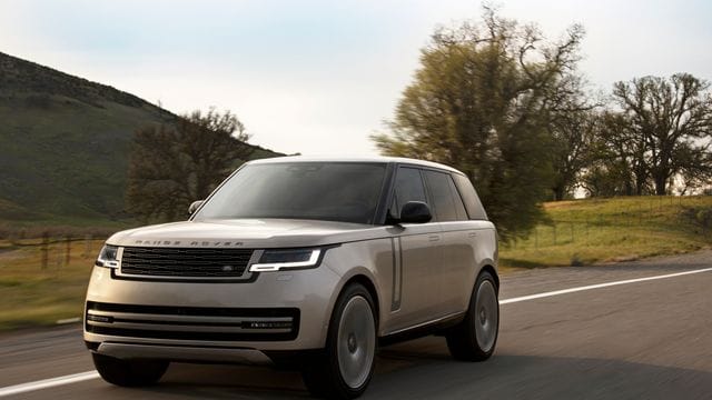 Potenter Brummer mit Retro-Anleihen: Der neue Range Rover verleugnet seine Vorfahren nicht und ist bis zu 530 PS stark.