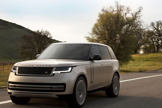 Potenter Brummer mit Retro-Anleihen: Der neue Range Rover verleugnet seine Vorfahren nicht und ist bis zu 530 PS stark.