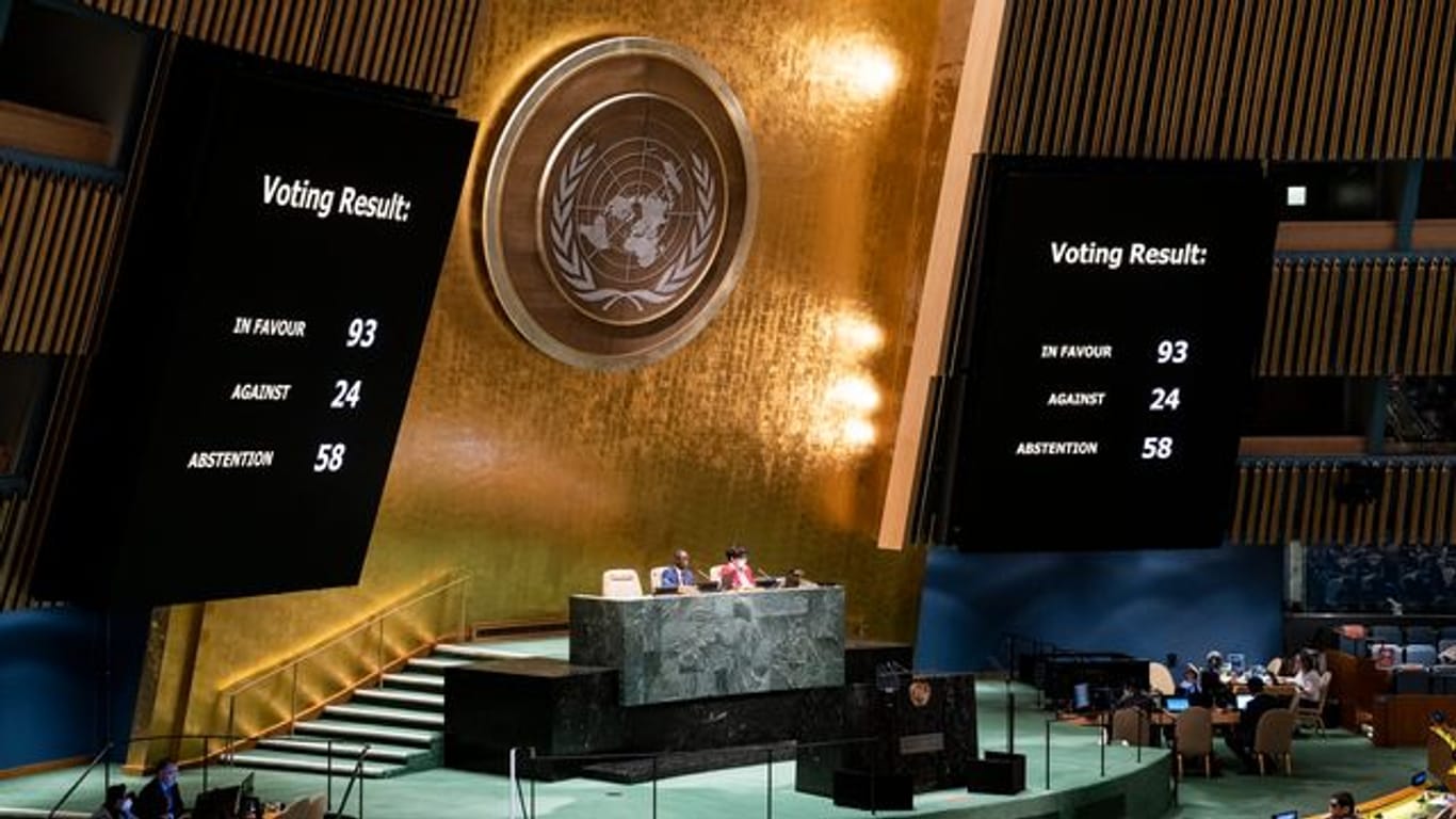 Als Reaktion auf Berichte über russische Menschenrechtsverletzungen im Ukraine-Krieg hat die UN-Vollversammlung die Mitgliedschaft Russlands im Menschenrechtsrat der Vereinten Nationen ausgesetzt.