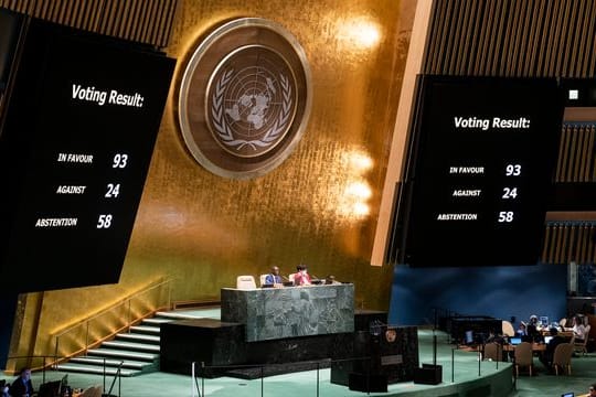 Als Reaktion auf Berichte über russische Menschenrechtsverletzungen im Ukraine-Krieg hat die UN-Vollversammlung die Mitgliedschaft Russlands im Menschenrechtsrat der Vereinten Nationen ausgesetzt.