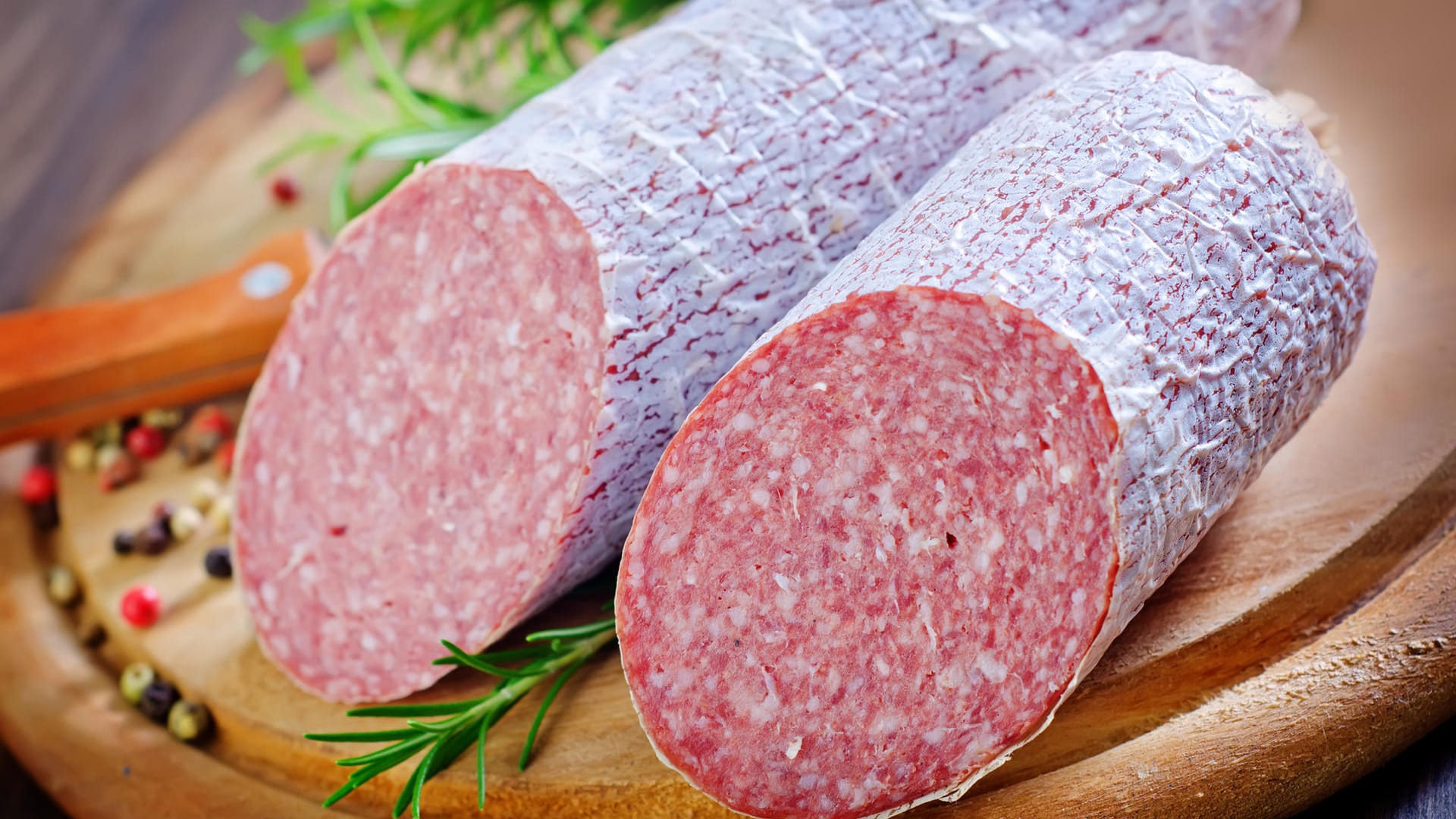 Salami: Nicht bei jeder Wurst sollte die Pelle mitgegessen werden.