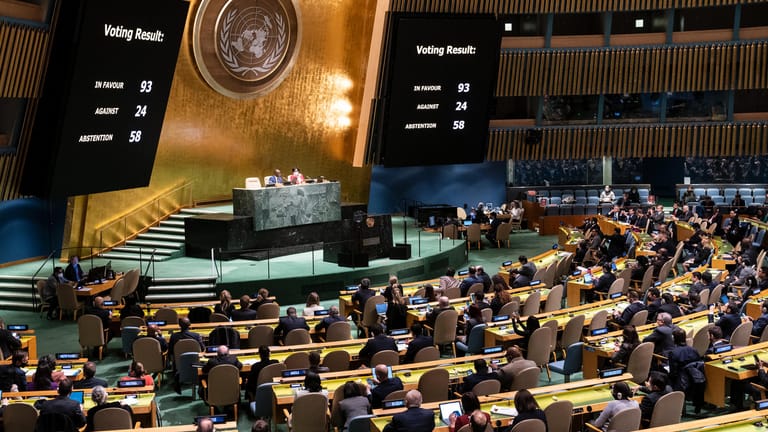 UN-Generalversammlung in New York: 93 UN-Mitgliedstaaten stimmten für die Suspendierung Russlands, 24 stimmten dagegen, 58 enthielten sich.