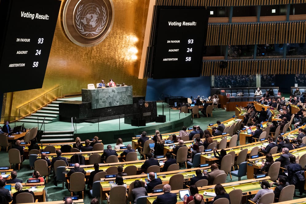 UN-Generalversammlung in New York: 93 UN-Mitgliedstaaten stimmten für die Suspendierung Russlands, 24 stimmten dagegen, 58 enthielten sich.