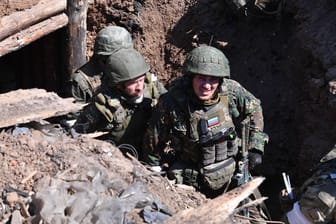 Russische Soldaten in der selbsternannten "Volksrepublik" Luhansk: Noch immer darf in Russland nicht von einem Krieg gesprochen werden – der Angriffskrieg auf die Ukraine wird als "Spezialoperation" bezeichnet.