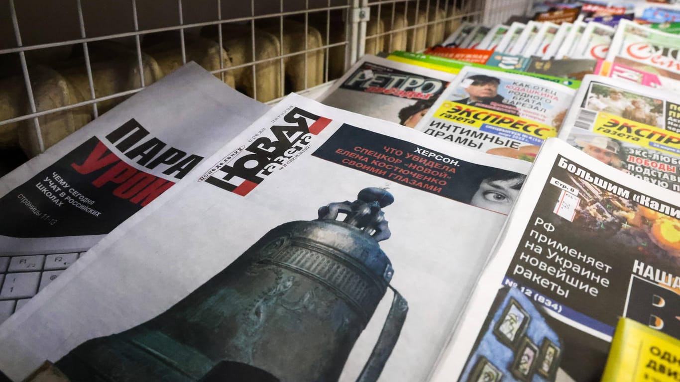 Zeitungsstand in Moskau, Russland: Nach einer Verwanung der russischen Medienaufsicht Roskomnadsor zur Berichterstattung im Ukraine-Krieg, hatte sich die Redaktion der "Nowaja Gaseta" entschieden, Veröffentlichtungen vorerst einzustellen.