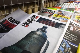 Zeitungsstand in Moskau, Russland: Nach einer Verwanung der russischen Medienaufsicht Roskomnadsor zur Berichterstattung im Ukraine-Krieg, hatte sich die Redaktion der "Nowaja Gaseta" entschieden, Veröffentlichtungen vorerst einzustellen.