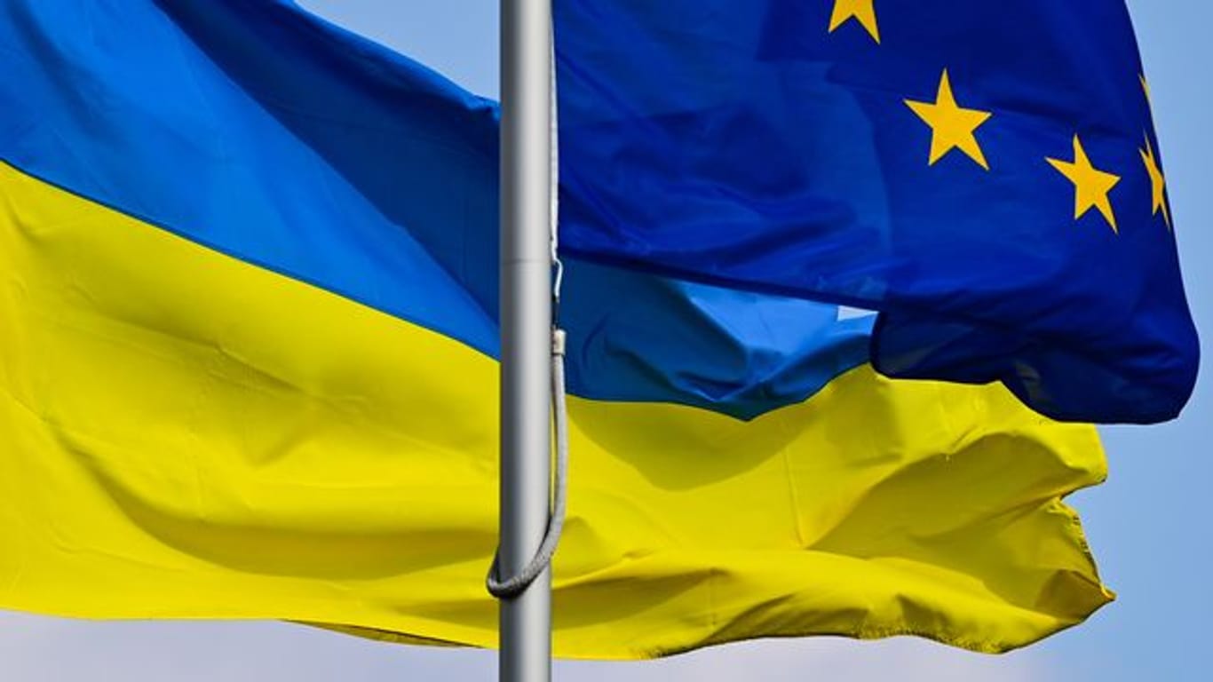 Die Fahnen der Ukraine und der EU wehen im Wind.