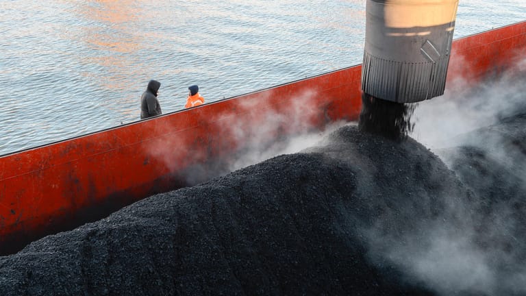 Kohle wird auf ein Schiff in Hamburg verladen (Symblobild): Die EU verhängt ein Embargo auf Kohle aus Russland.