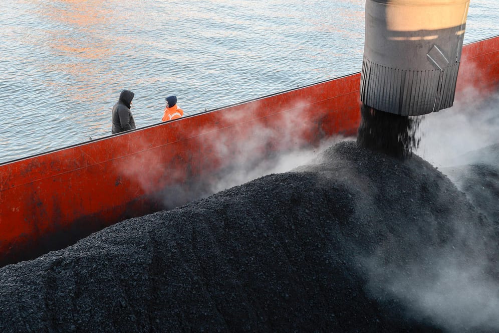 Kohle wird auf ein Schiff in Hamburg verladen (Symblobild): Die EU verhängt ein Embargo auf Kohle aus Russland.