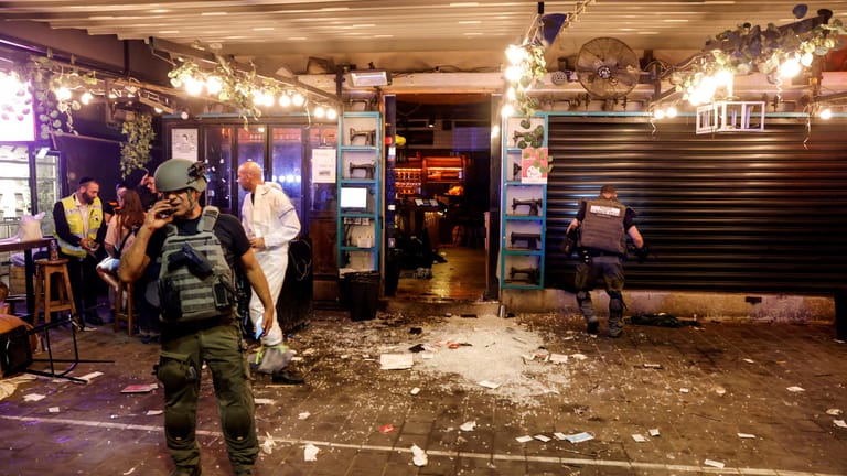 Sicherheitskräfte vor einem Restaurant: Der Anschlag zielte auf eine beliebte Straße im Herzen von Tel Aviv.