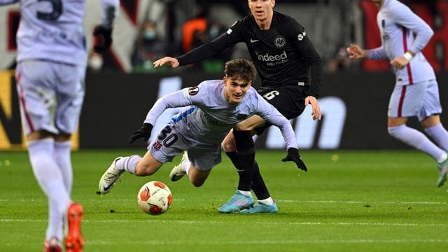 Frankfurts Kristijan Jakic (r) und Gavi vom FC Barcelona kämpfen um den Ball.