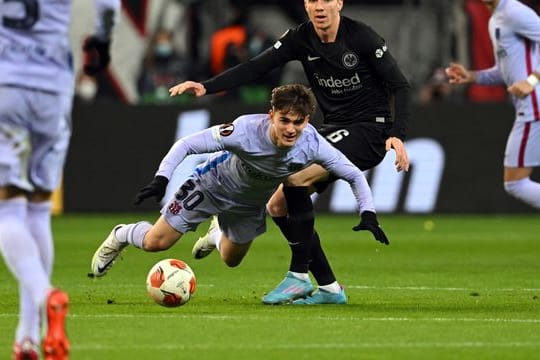 Frankfurts Kristijan Jakic (r) und Gavi vom FC Barcelona kämpfen um den Ball.