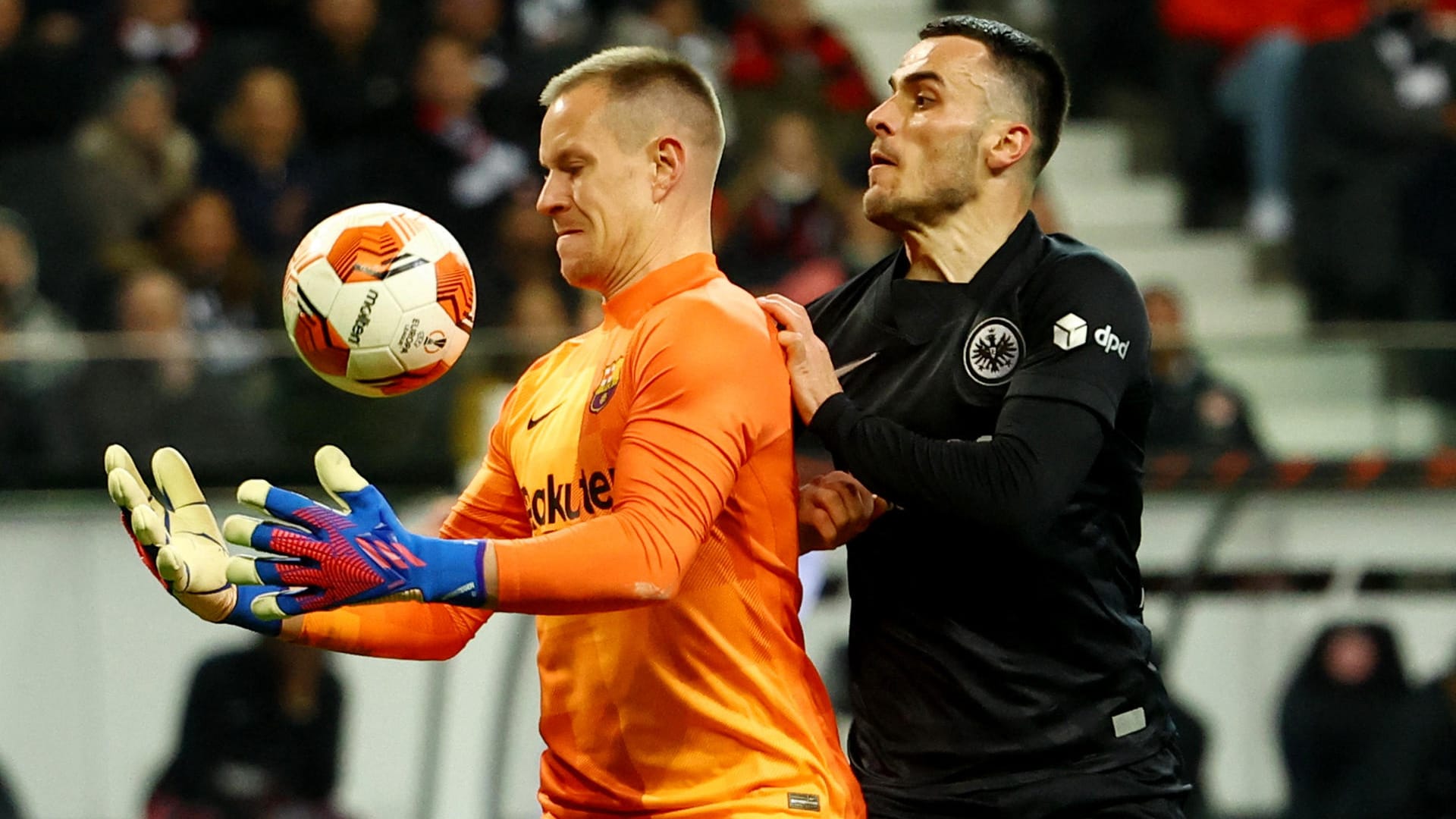 Deutschlands Nationalspieler Marc-André ter Stegen und sein FC Barcelona taten sich in Frankfurt über weite Streck schwer.