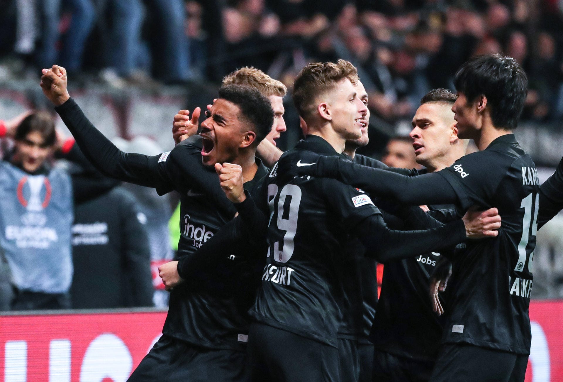 Eintracht Frankfurt hat im Hinspiel des Viertelfinales der Europa League den FC Barcelona an seine Grenzen geführt. Entscheidend war dafür eine geschlossene, starke Leistung als Kollektiv. Die SGE in der Einzelkritik.