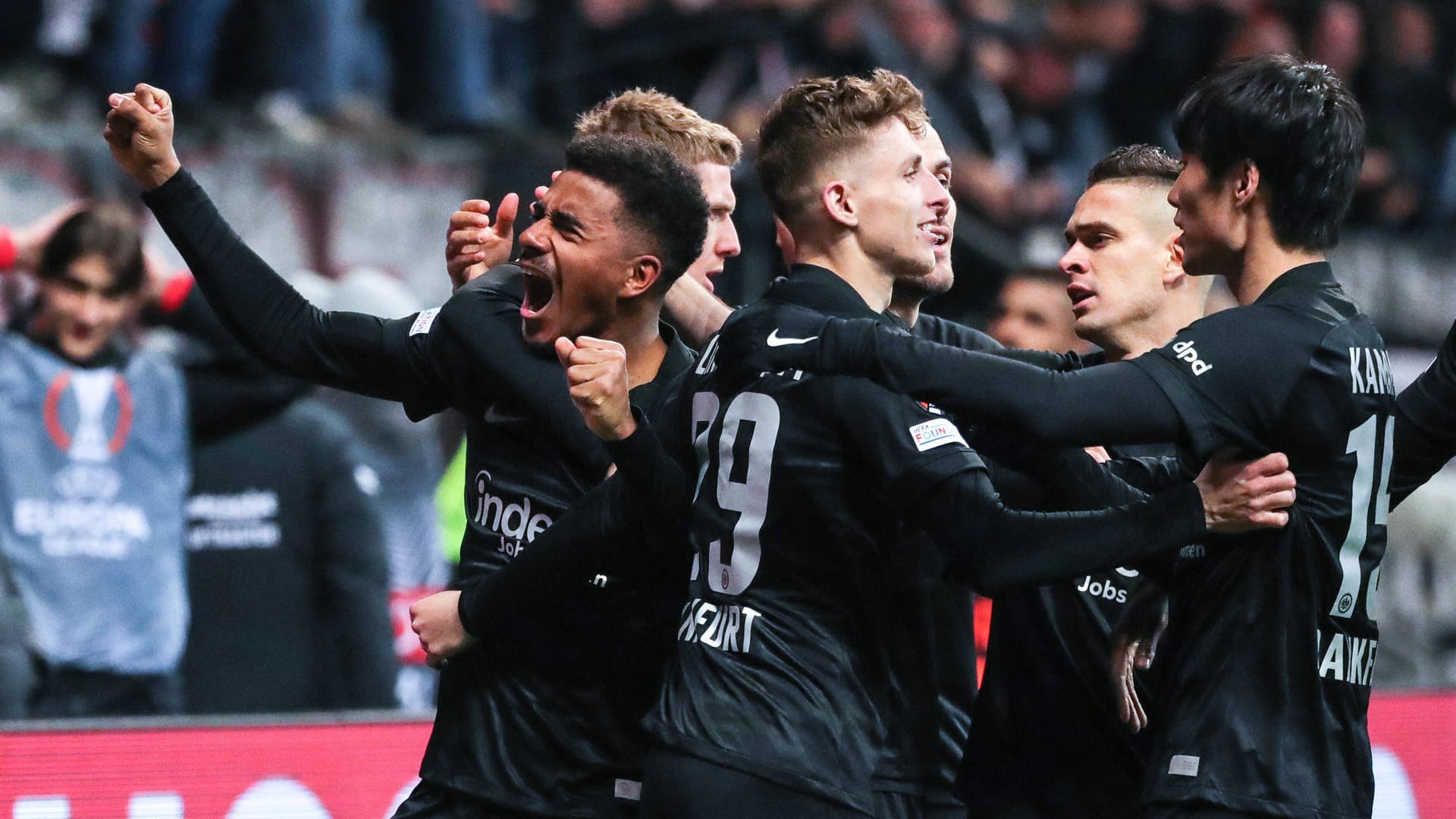 Eintracht Frankfurt hat im Hinspiel des Viertelfinales der Europa League den FC Barcelona an seine Grenzen geführt. Entscheidend war dafür eine geschlossene, starke Leistung als Kollektiv. Die SGE in der Einzelkritik.