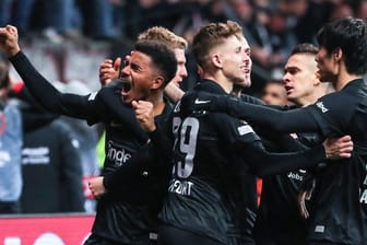 Eintracht Frankfurt hat im Hinspiel des Viertelfinales der Europa League den FC Barcelona an seine Grenzen geführt. Entscheidend war dafür eine geschlossene, starke Leistung als Kollektiv. Die SGE in der Einzelkritik.