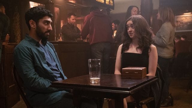 Nach einer zufälligen Begegnung in der Bar kommen Kim (Maisie Williams) und Nicky (Mawaan Rizwan) miteinander ins Gespräch.