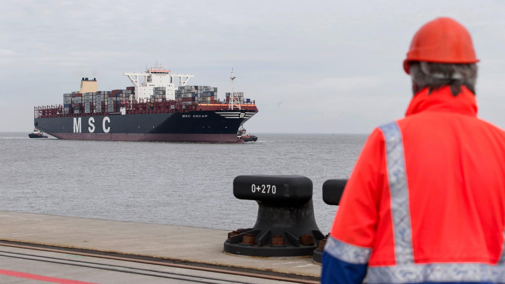 In Jade bei Wilhelmshaven legt ein Containerschiff an (Archivbild): Am Donnerstagabend geriet ein Ozeanriese bei Sturm in Not. In Jade bei Wilhelmshaven legt ein Containerschiff an (Archivbild): Am Donnerstagabend geriet ein Ozeanriese bei Sturm in Not.