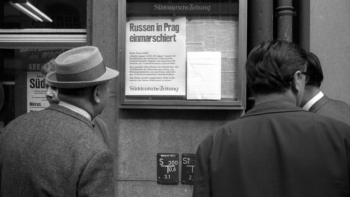 München: Aushang der Süddeutschen Zeitung informiert über den Einmarsch russischer Truppen in Prag.