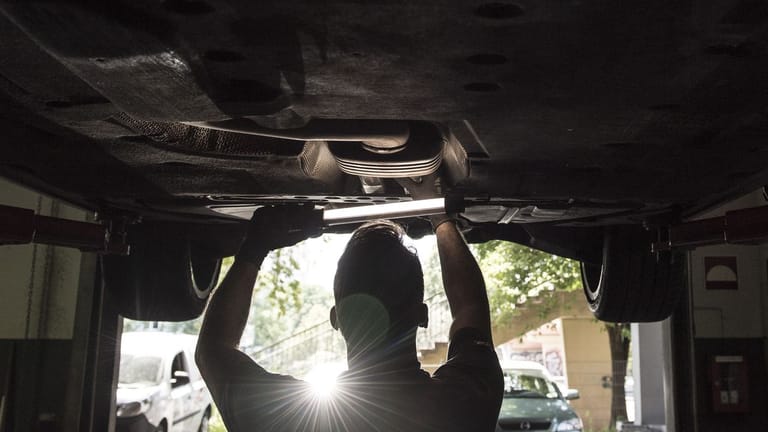 Licht ins Dunkle bringen: Wer sich näher mit der Technik seines Autos befasst, kann vielleicht das ein oder andere künftig selbst reparieren.
