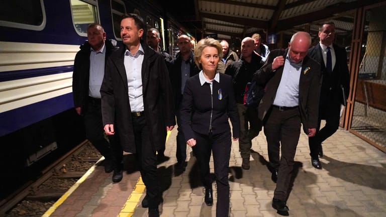 Ursula von der Leyen auf dem Weg zum Zug: Sie wird heute in Kiew erwartet.