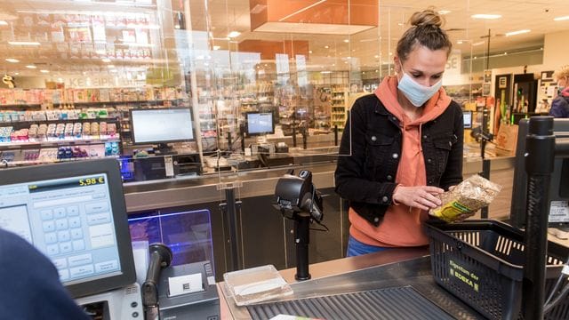 Auch wenn die Maske kein Muss mehr ist: Viele tragen sie im Einzelhandel weiterhin – und fühlen sich unwohl, wenn ihnen jemand ohne Maske zu nahe kommt.